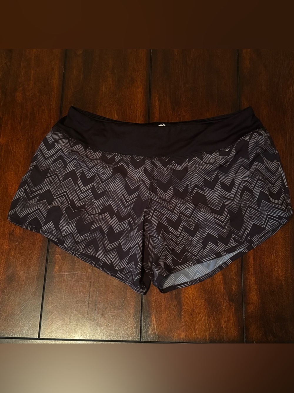 Rabbit Hopper 4” Women’s Black Chevron Print Shorts Medium